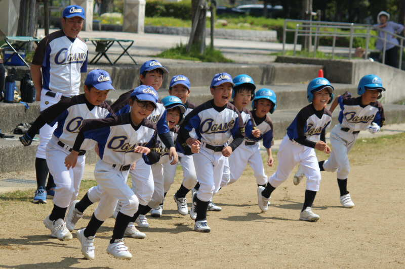 小鴨少年野球クラブの子どもたちが走り出す様子